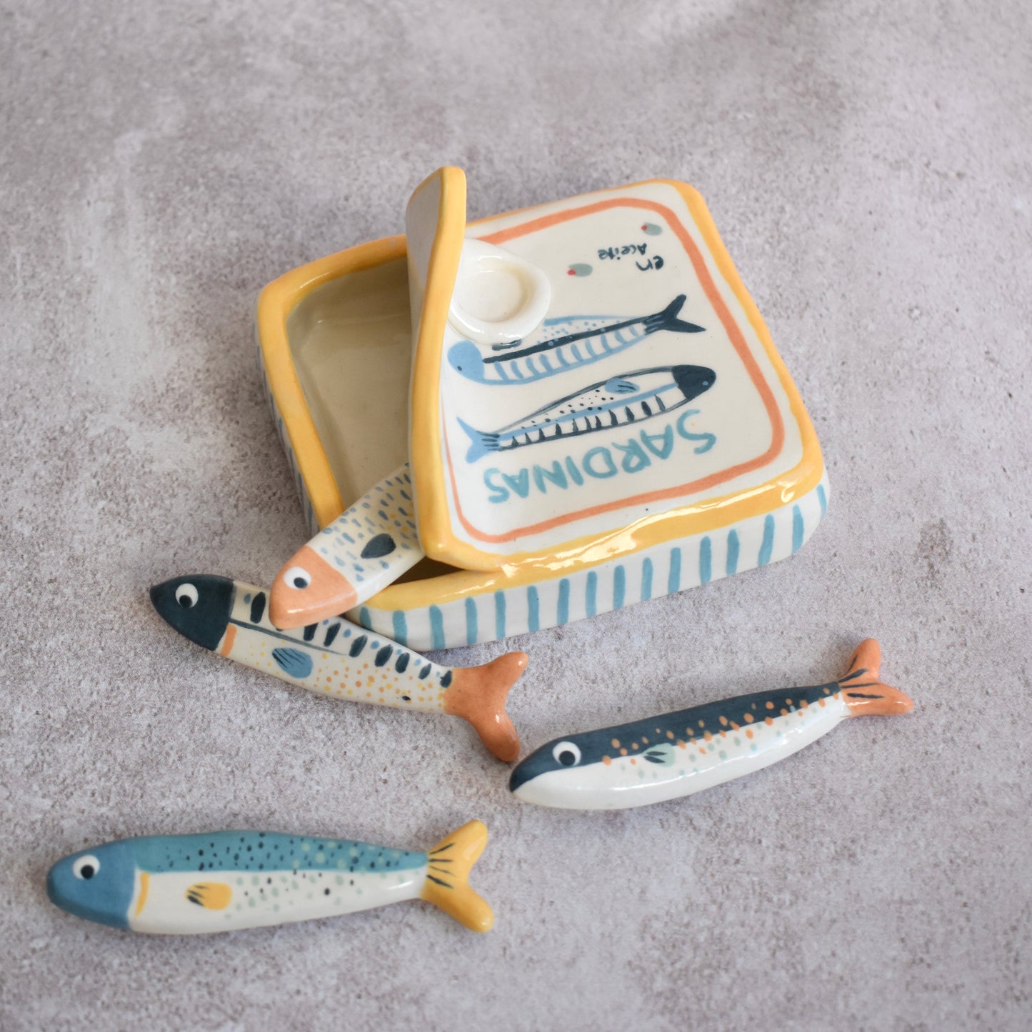 Lata de sardinas con imán