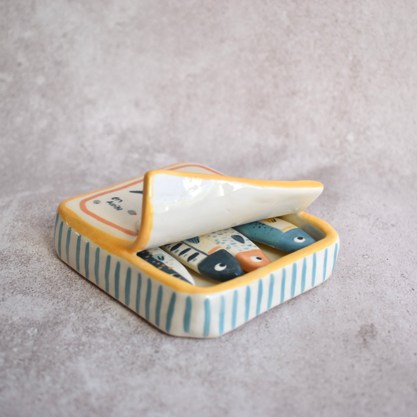 Lata de sardinas con imán