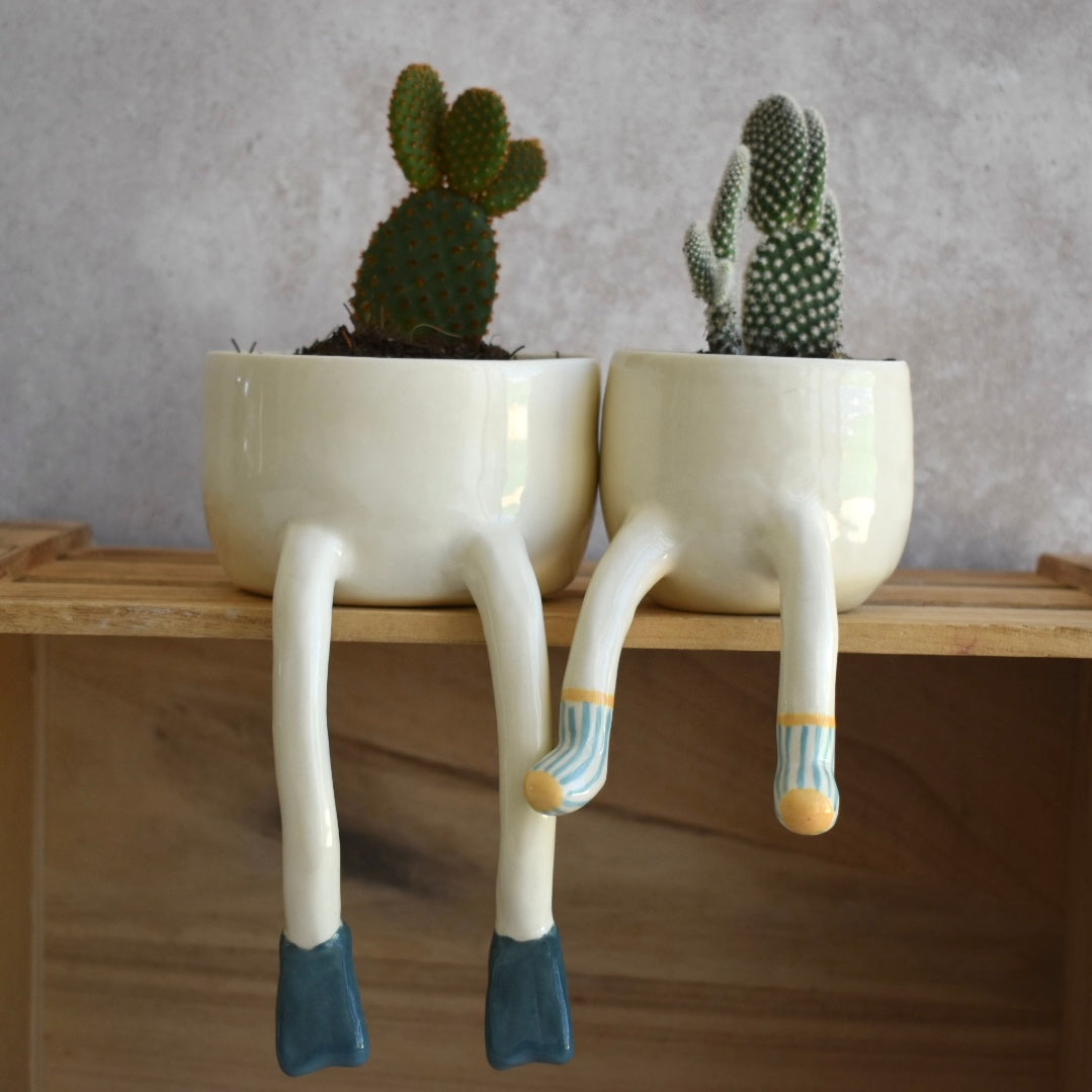 Maceta piernas colgantes calcetines azules chica