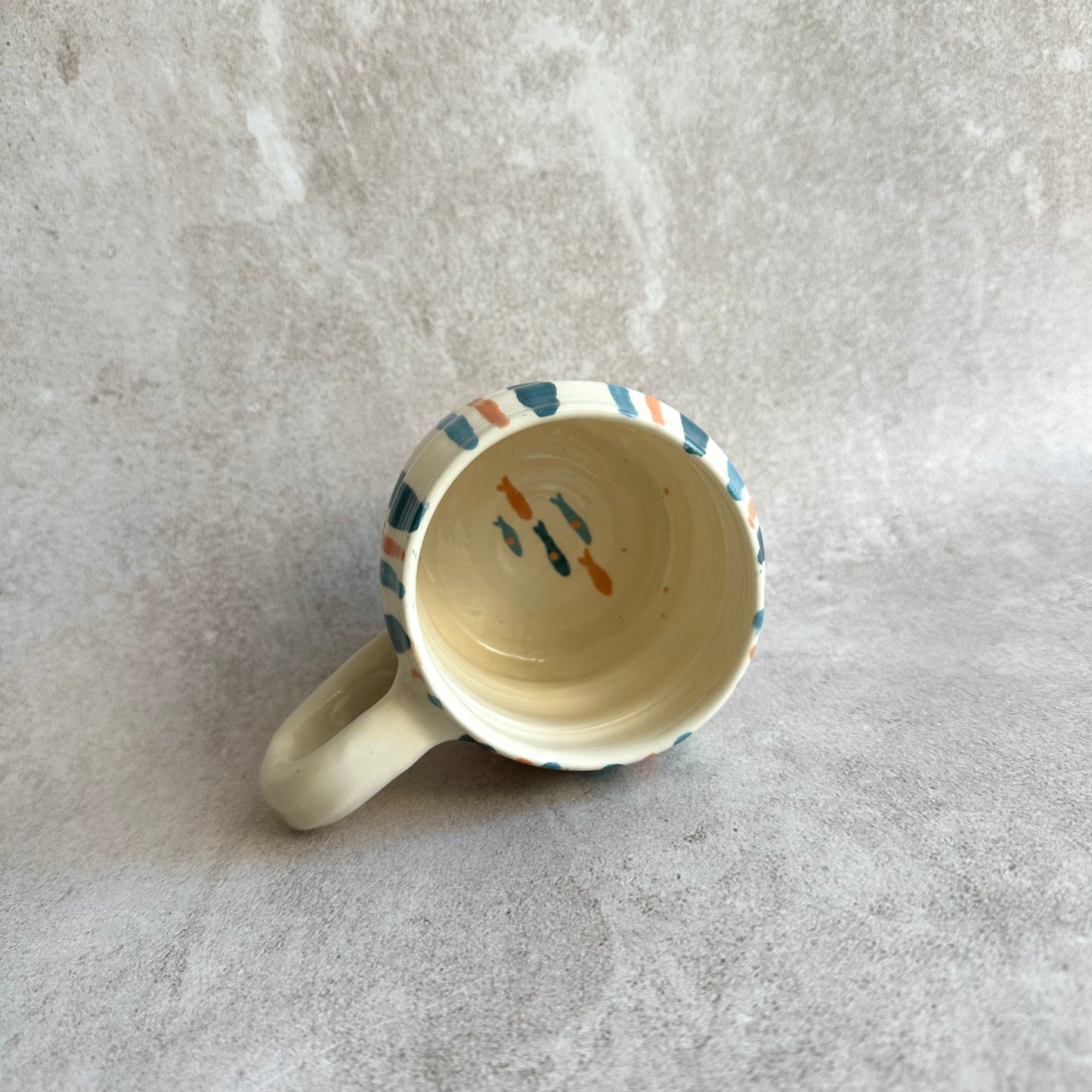 Taza de rayas azul y naranja