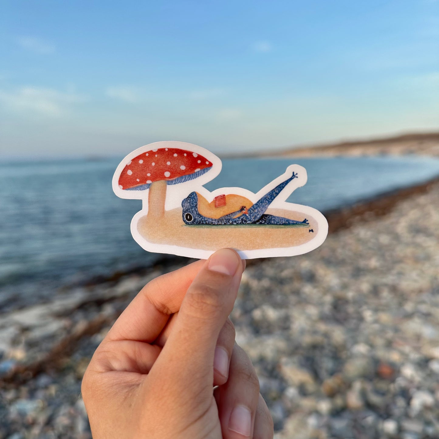 Sticker de ranita tomando el sol