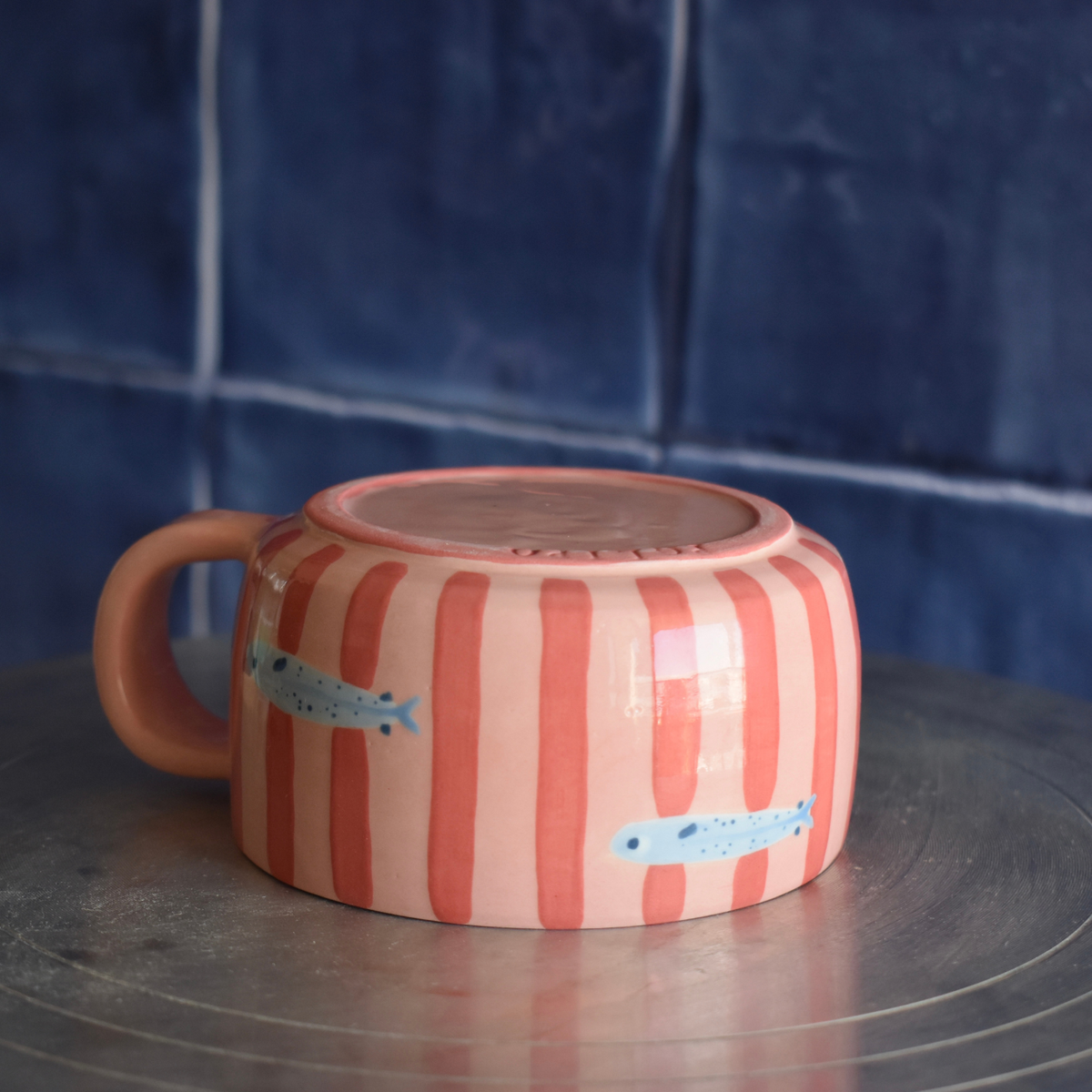 Taza rayas y peces rosa