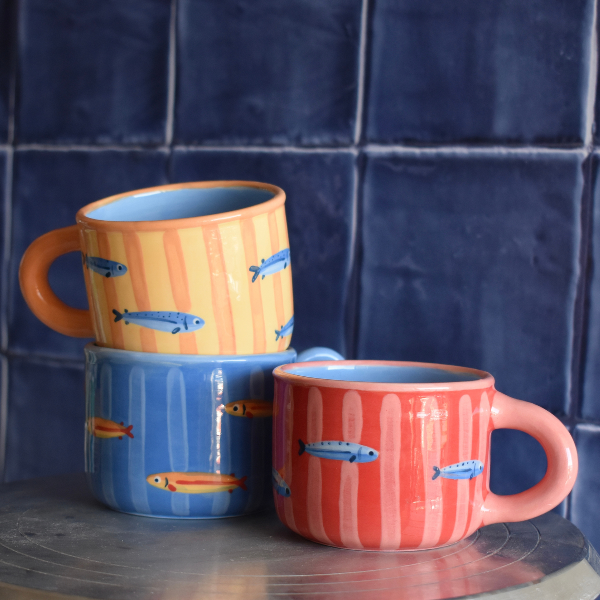 Taza rayas y peces roja