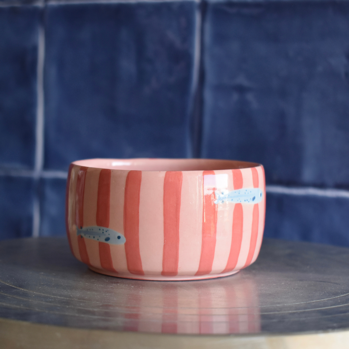 Taza rayas y peces rosa