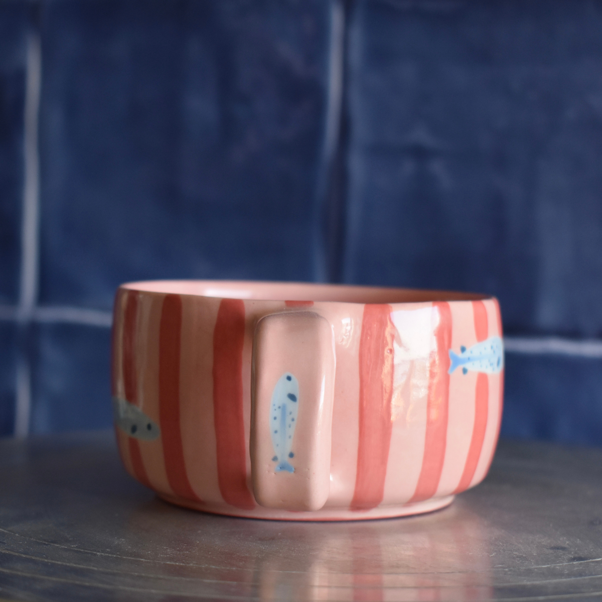 Taza rayas y peces rosa