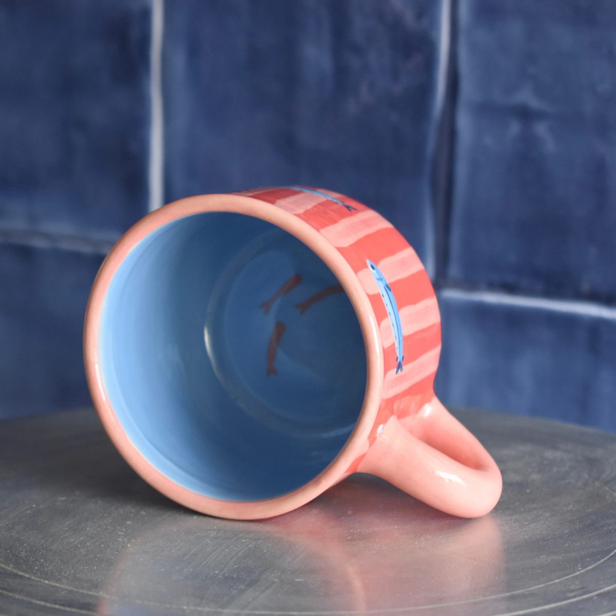 Taza rayas y peces roja
