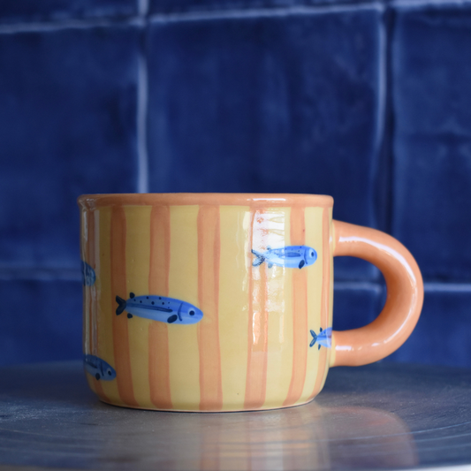 Taza rayas y peces amarilla