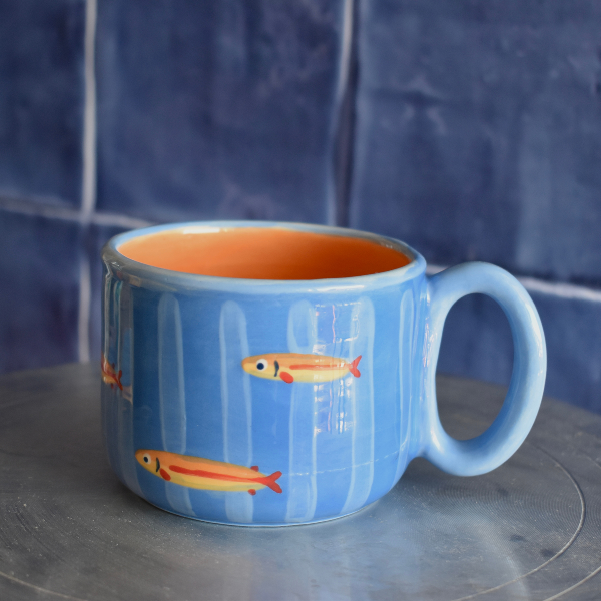 Taza rayas y peces azul