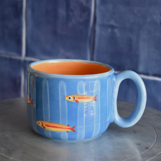 Taza rayas y peces azul
