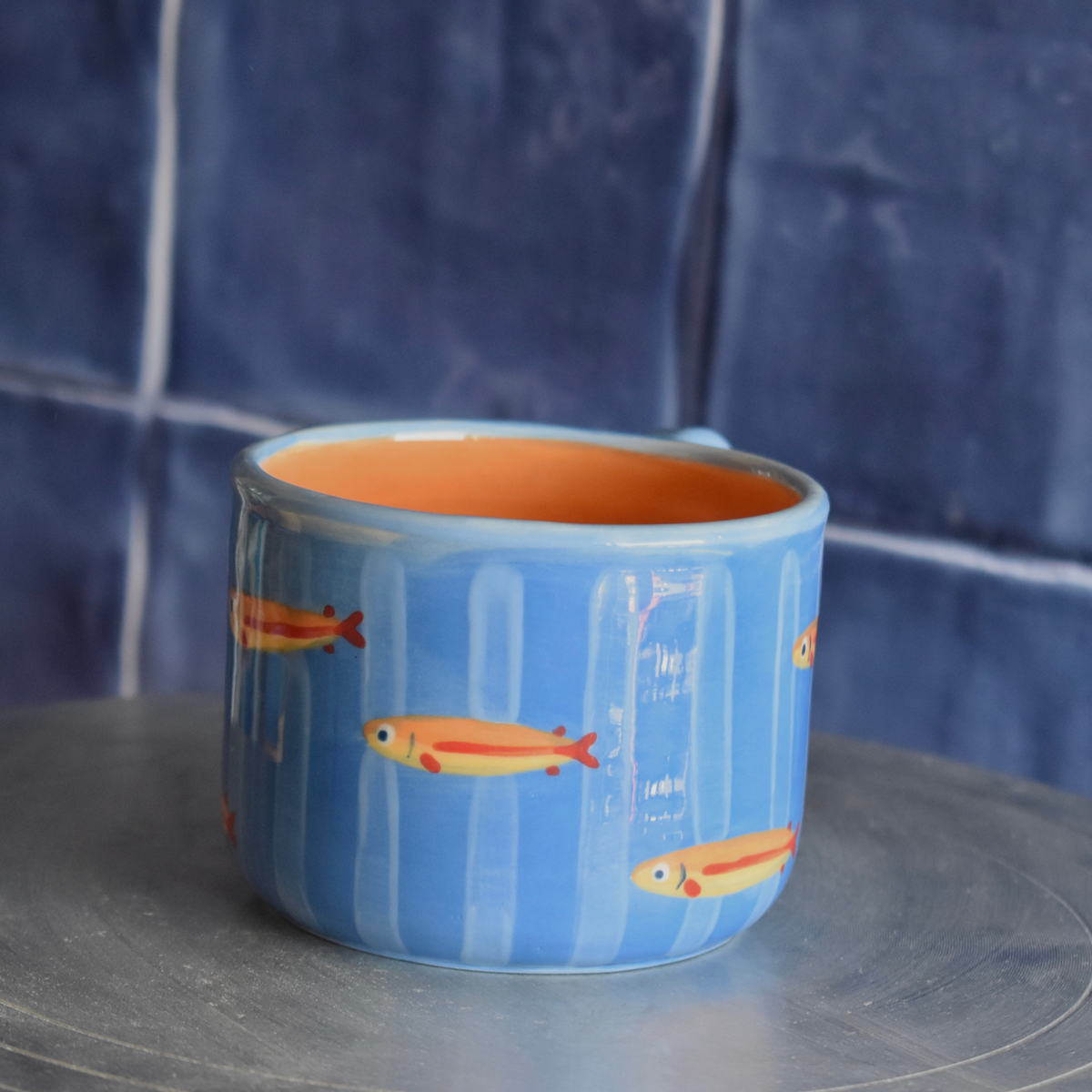 Taza rayas y peces azul