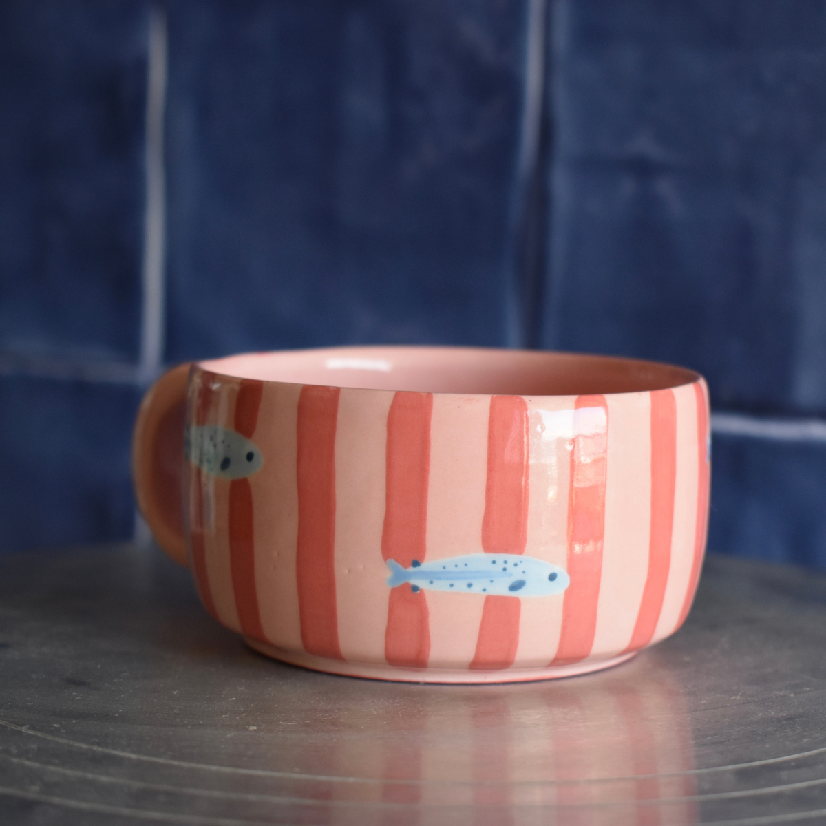 Taza rayas y peces rosa