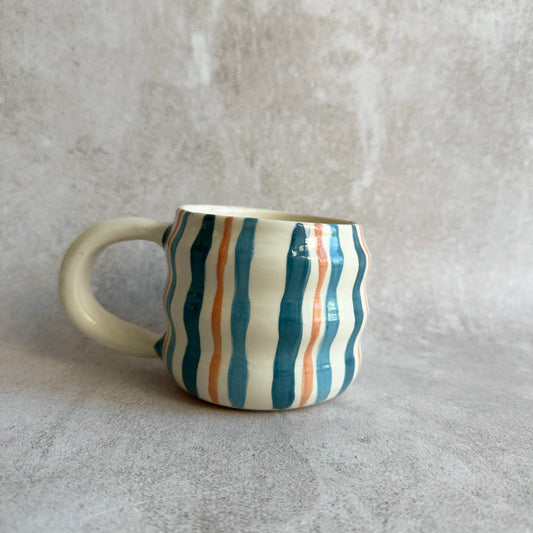 Taza de rayas azul y naranja