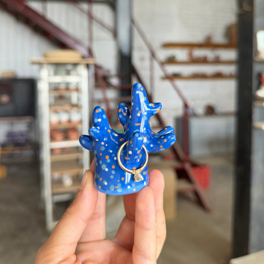 Coral azul rey porta anillos