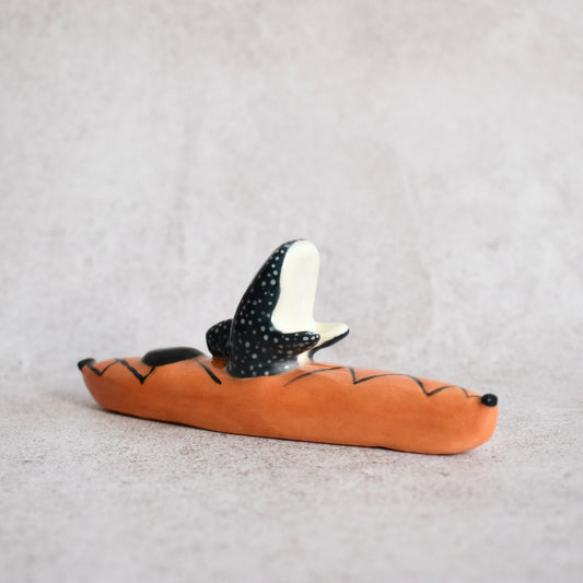 Tiburón ballena en kayak