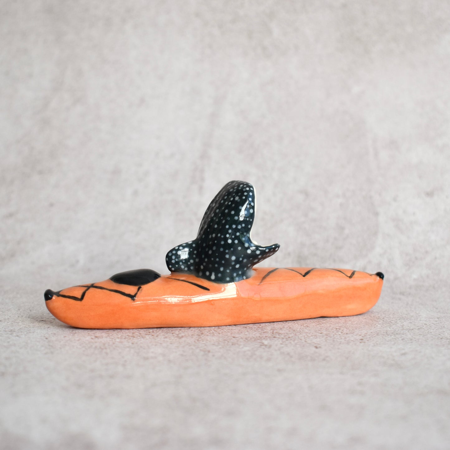 Tiburón ballena en kayak
