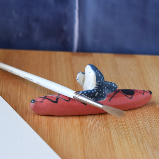 Tiburón ballena en kayak