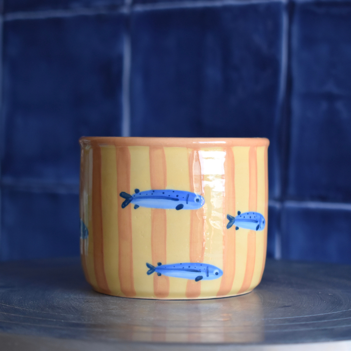 Taza rayas y peces amarilla