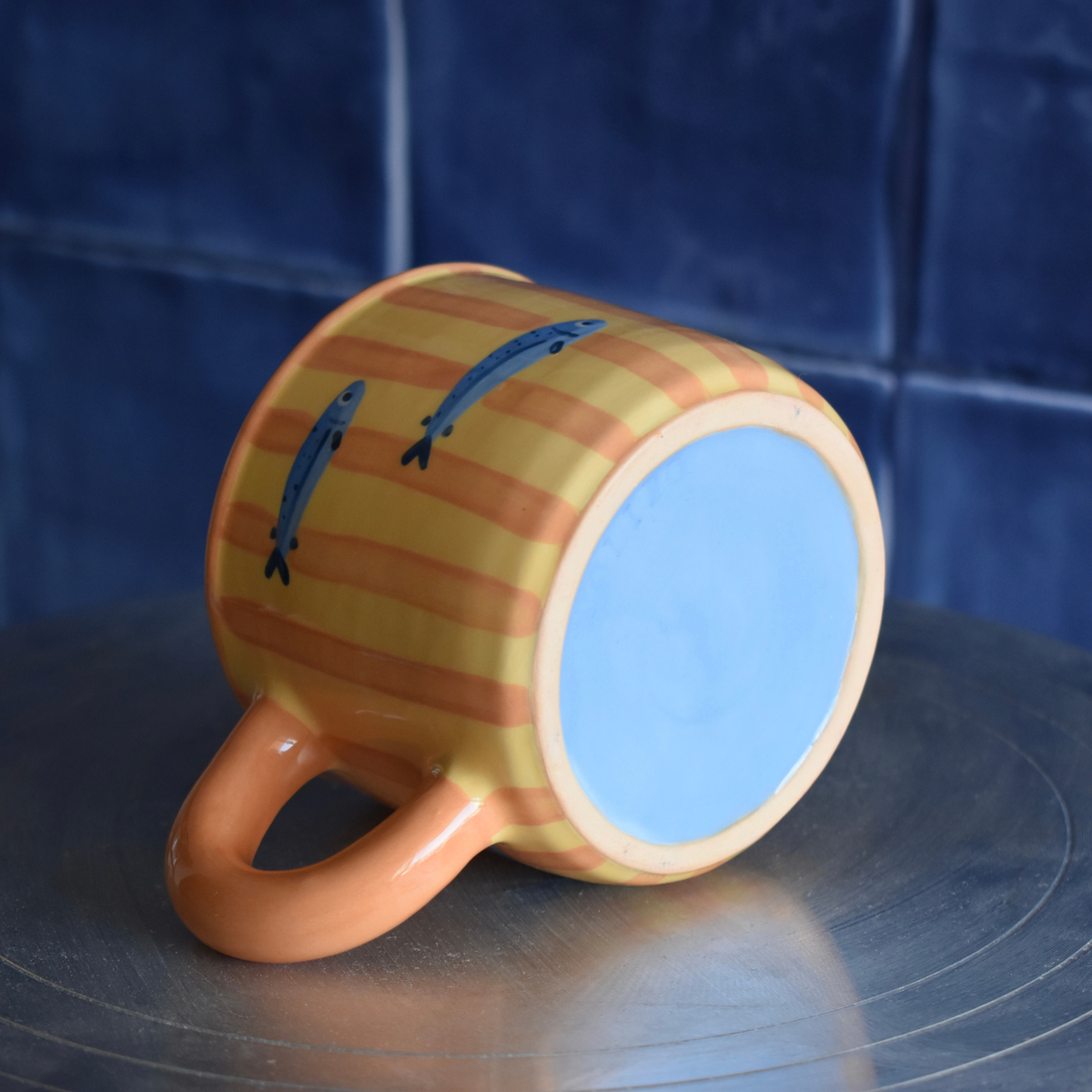 Taza rayas y peces amarilla