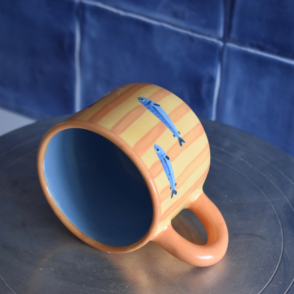 Taza rayas y peces amarilla